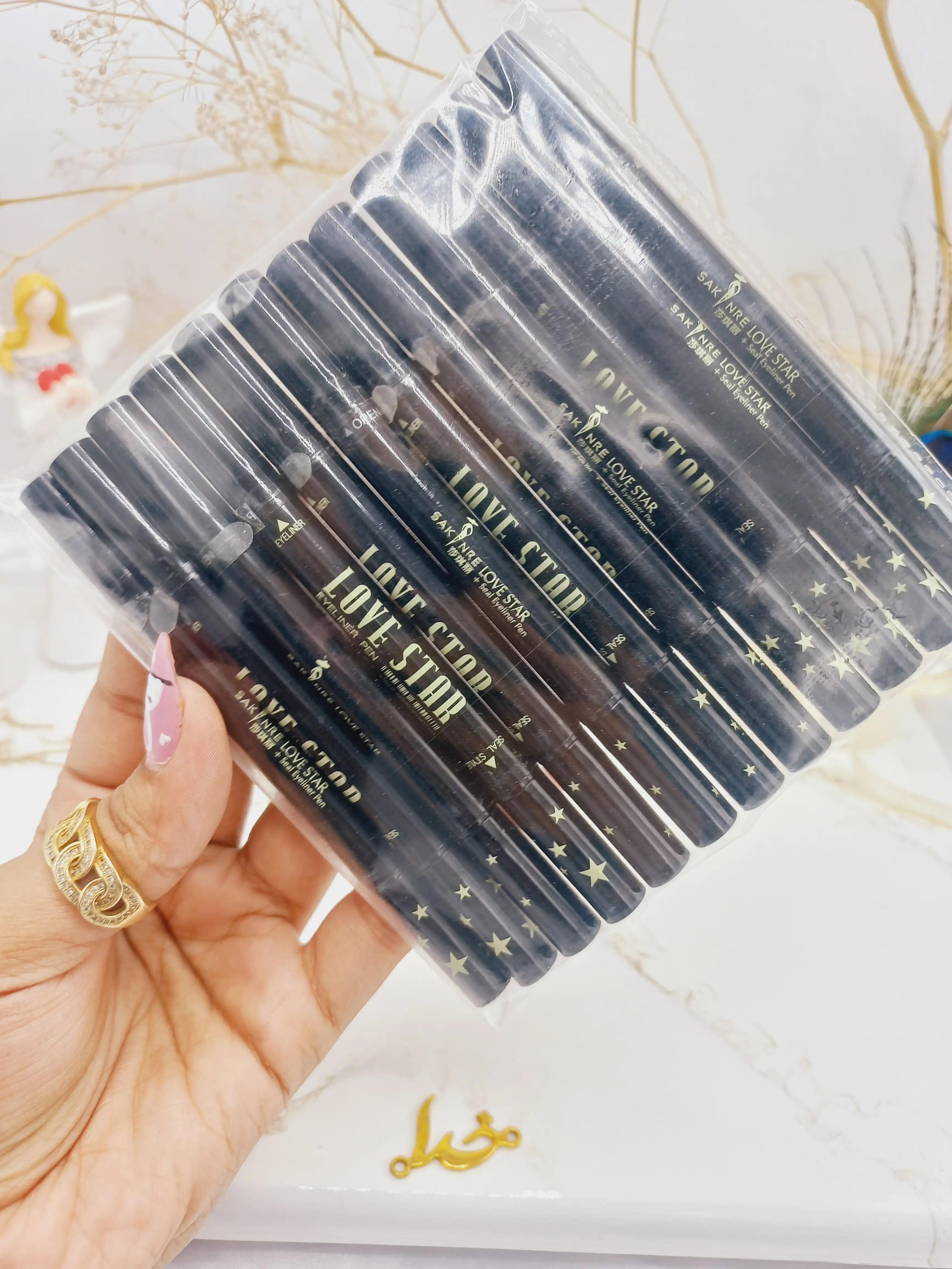 خط چشم مشکی ماژیکی  و دوسر طرح دار ستاره ای LOVE STAR