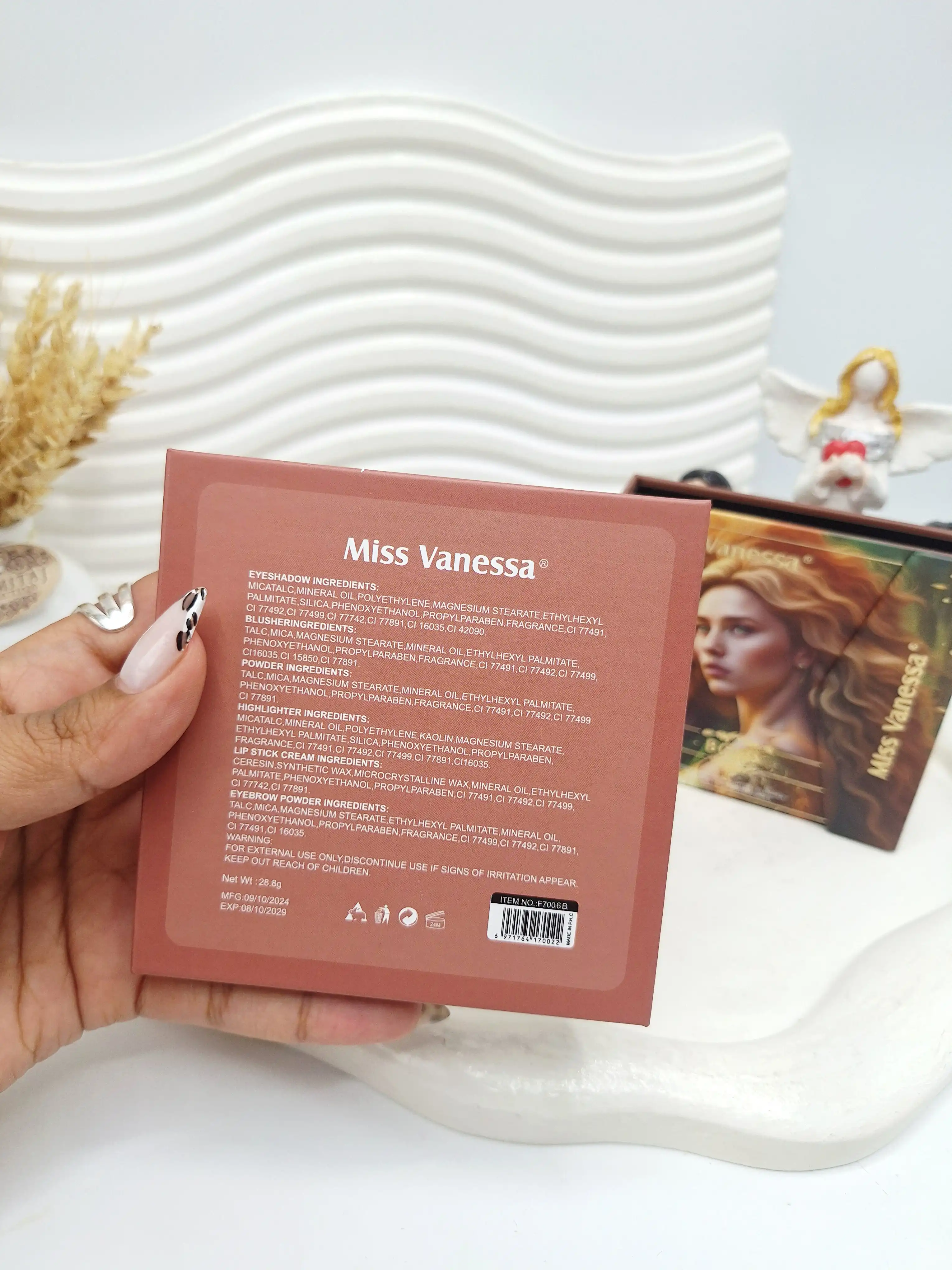 پالت سایه کتابی کوچک طرح شیر و زن برند Miss Vanessa کد 7006