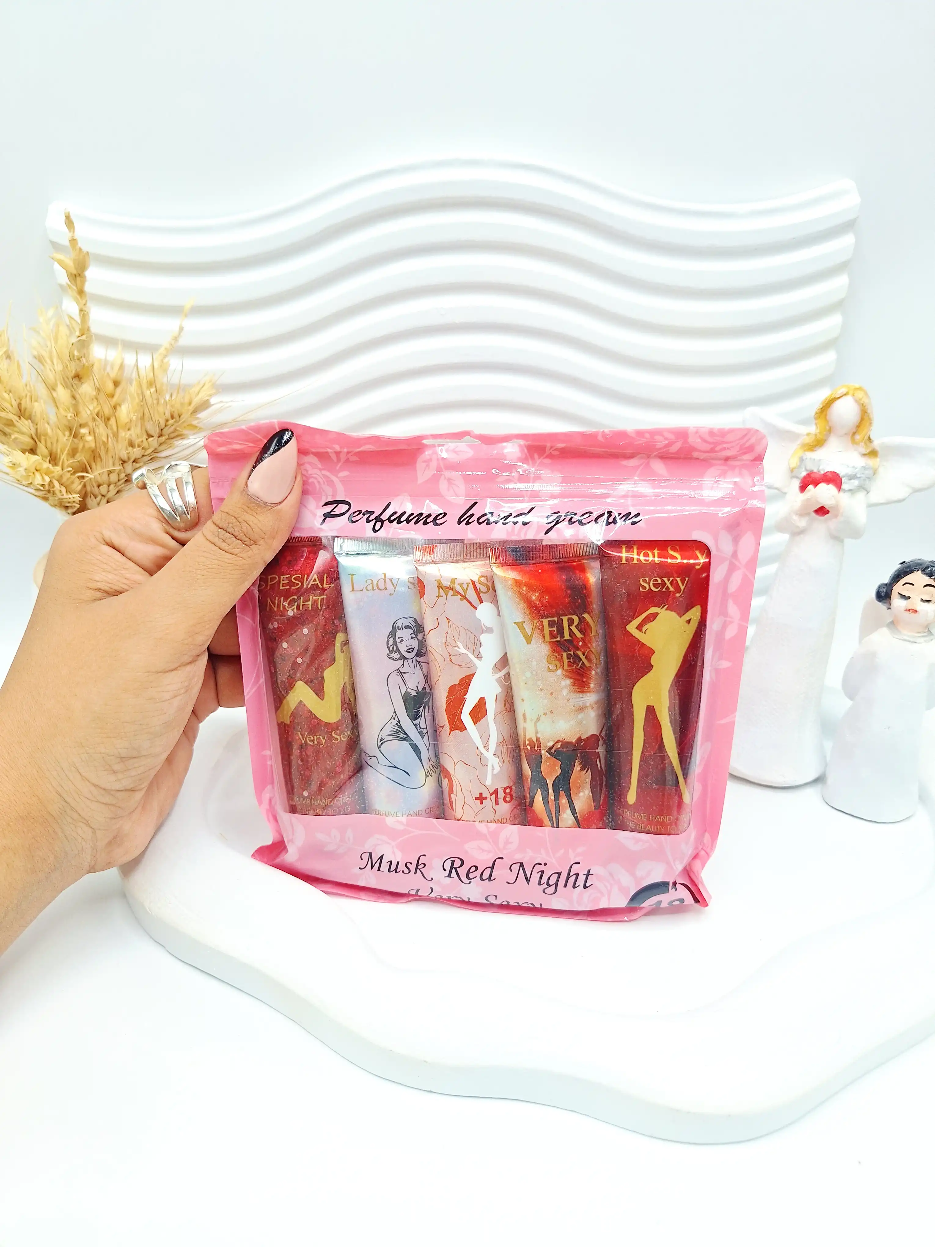 پک کرم دست پنج تایی طرح دختر رقصان برند Musk red nigh کد 1386
